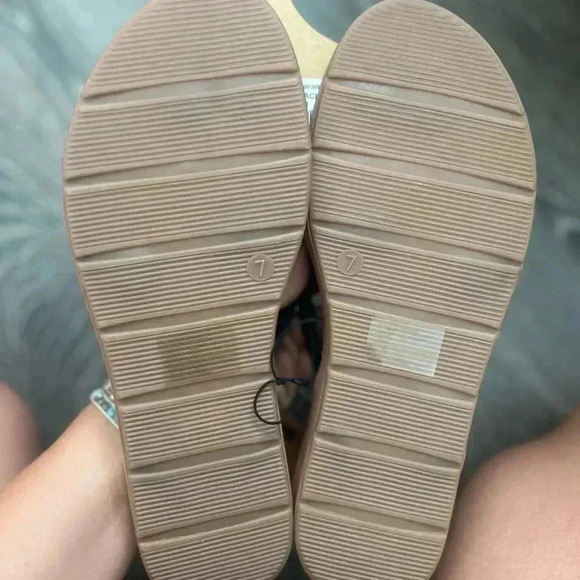 Woman’s Black Thong Sandals. NWT. SIZE 7 - Picture 2 of 2